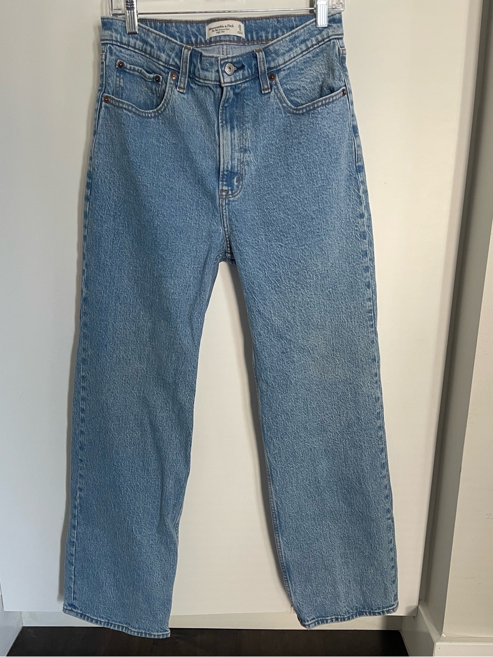 Abercrombie & Fitch The '90s
Relaxed Jean High Rise denim